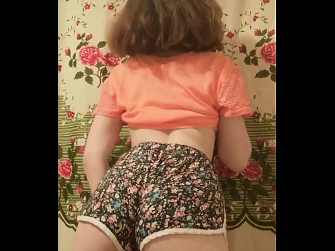 ❤️ Dhallaan yar oo sexy ah oo iska siibaysa surwaalka gaaban ee kamarada Muqaal dabada %so.sexonfire.ru
